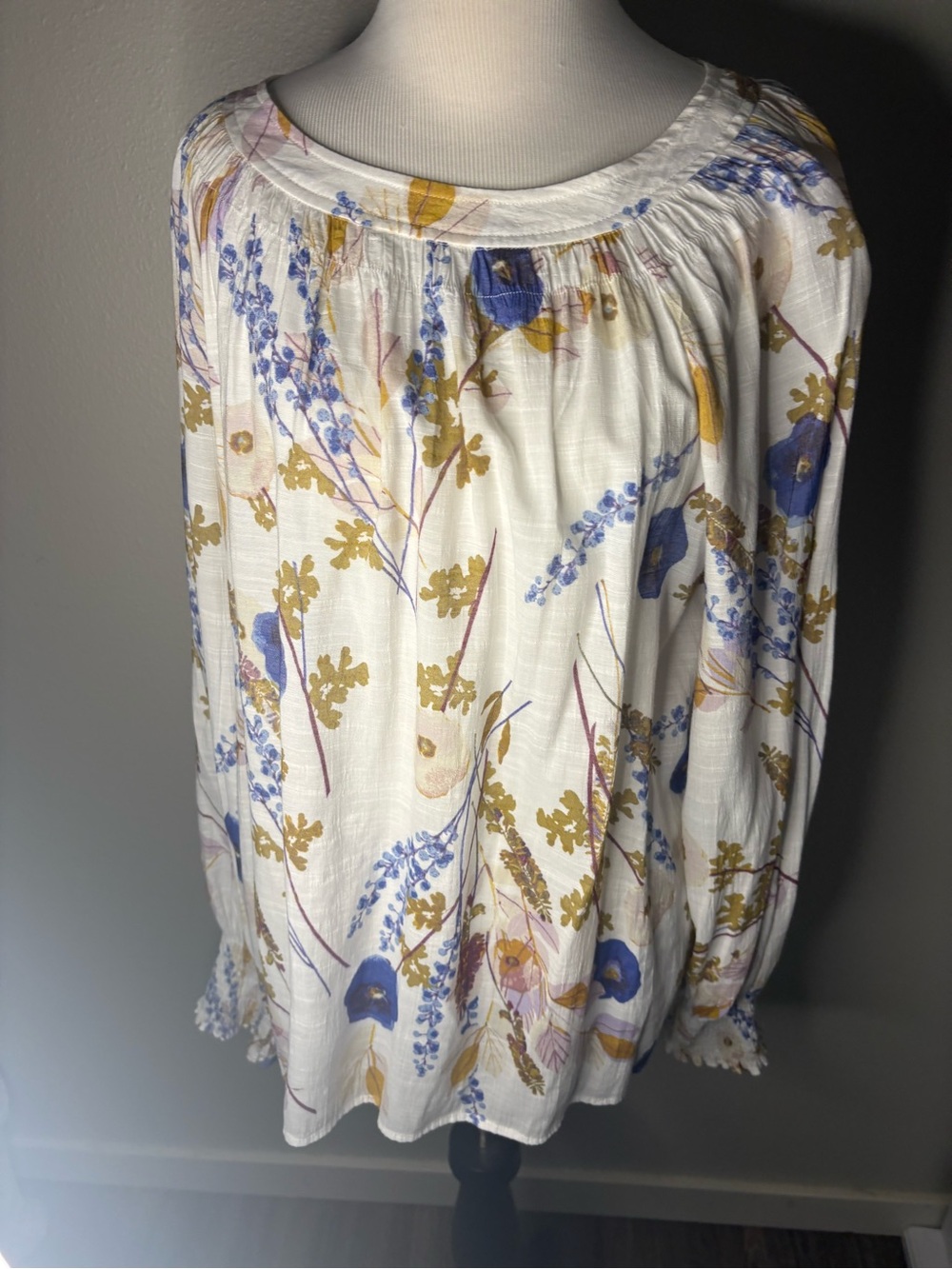 a.n.a. Floral Flowy feminine top. Key hole elastic wrists women's XL